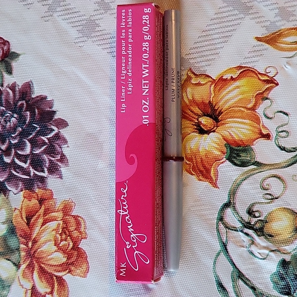 Plum: Lip Liner